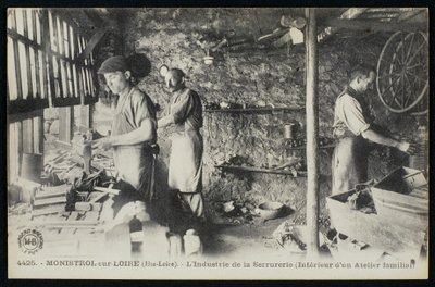 Postkarte, die eine Werkstatt von Schlossern in Monistrol sur Loire, Le Puy-en-Velay, um 1900 darstellt von French Photographer